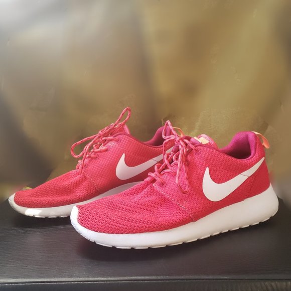 Nike Shoes - Nike Women's Roshe Run Size 6